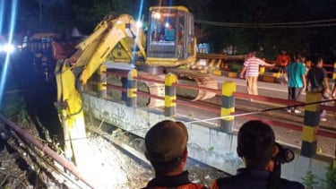 Cegah Risiko Banjir, BPBD Probolinggo Bersihkan Hulu Jembatan Avour