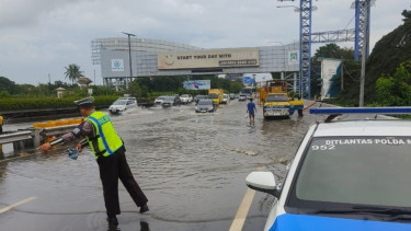 Kali Perancis Masih Meluap, Jalan Tol Sedyatmo Arah Bandara Soekarno-Hatta Masih Tergenang Banjir