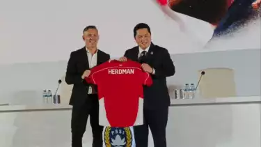 Pelatih Timnas Indonesia John Herdman bersama Ketum PSSI Erick Thohir