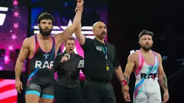 Arman Tsarukyan bertanding grappling dan gulat di RAF 5 melawan Lance Palmer.