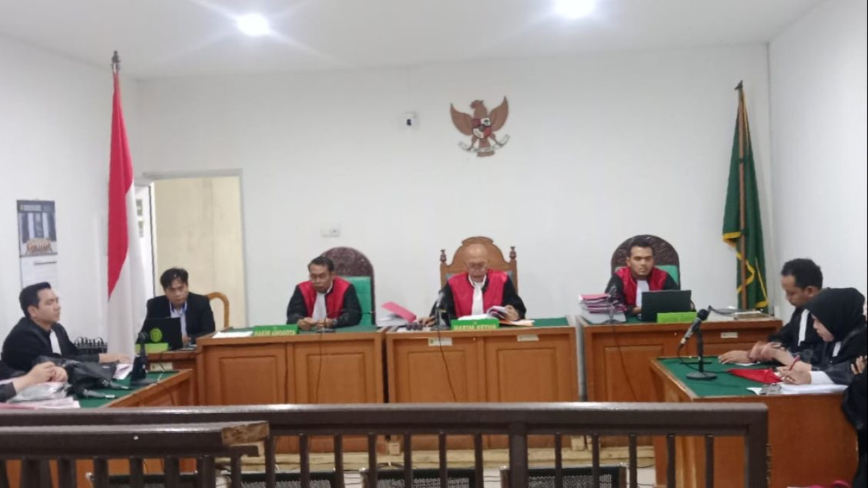 Hakim Tolak Eksepsi Crazy Rich Haji Sutar, Sidang TPPU Narkotika Berlanjut
            - galeri foto