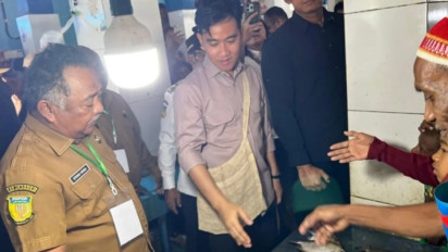 Berkunjung ke Pasar Biak Numfor, Gibran Borong Ikan Baronang dan Ikan Panjang Senilai Rp600 Ribu