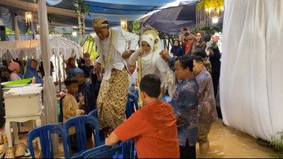 Sepasang Kekasih di Kudus Menikah di Tengah Banjir