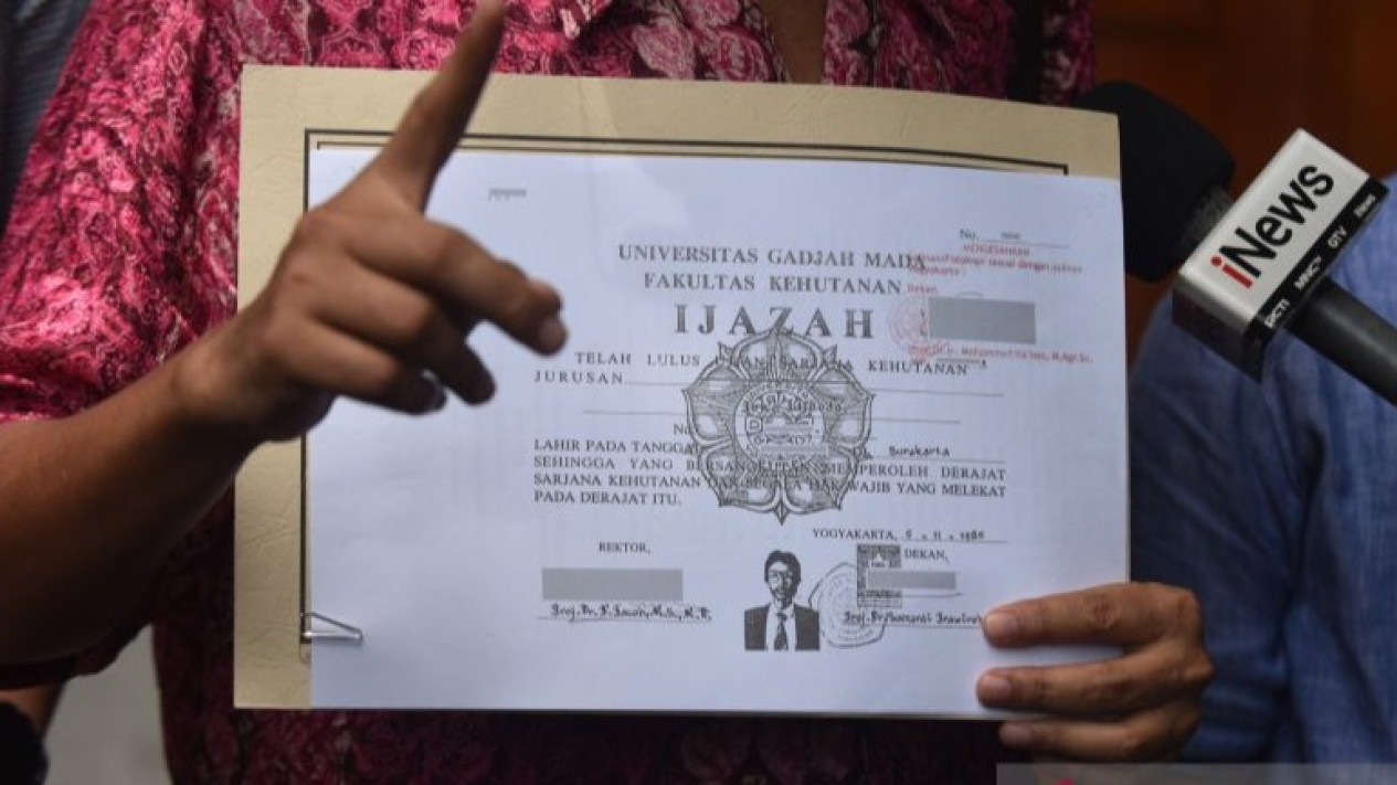 Polemik Ijazah Berlanjut, Komisi Informasi Pusat Perintahkan KPU Serahkan Salinan Ijazah Jokowi
            - galeri foto
