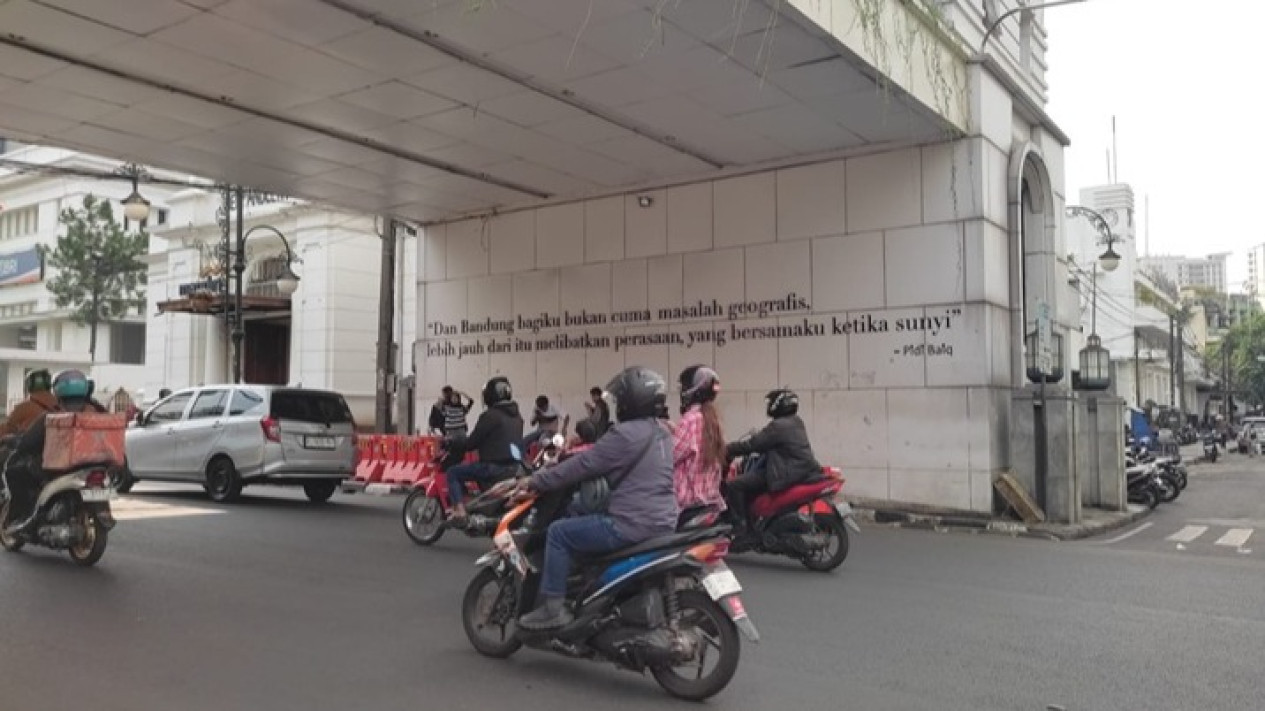 Jumlah "Manusia Gerobak" Cukup Banyak, Kotoran Manusia Dibuang Sembarangan di Kota Bandung Mulai dari Gedung Kosong hingga Sudut Jalan
            - galeri foto