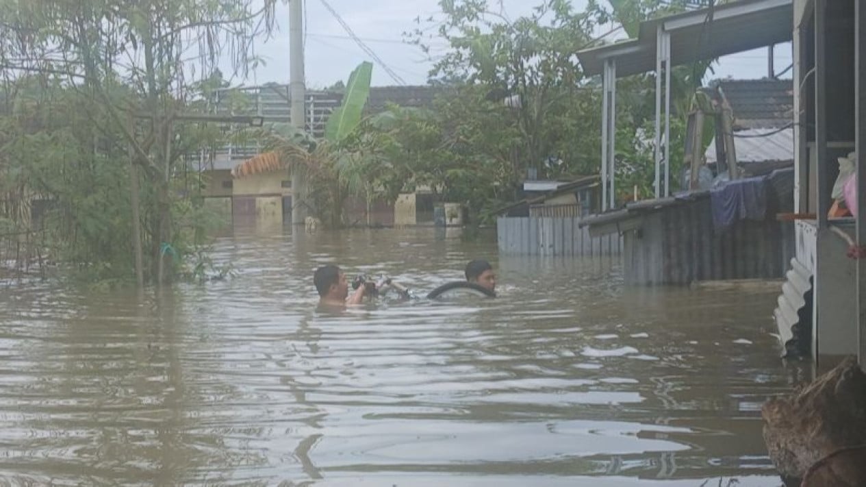 Sudah Tiga Hari Banjir di Cikande Tangerang, Warga Ungkap Belum Ada Bantuan Pemerintah
            - galeri foto