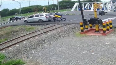 Menegangkan, Detik-detik Polisi Selamatkan Mobil Latihan Mengemudi yang Mogok di Perlintasan KA Madukoro Raya Semarang