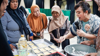 Berdayakan Ekonomi Kaum Perempuan, Ibu-ibu di Kota Semarang Ikut Pelatihan Baking Wingko Singkong
