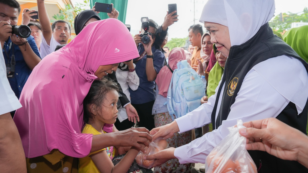 Gubernur Khofifah Gelar Pasar Murah di Gresik, Instrumen Efektif Pengendalian Inflasi di Jatim
            - galeri foto