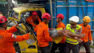 Truk Tabrak Kendaraan Parkir di Jalur Pantura Semarang, Satu Tewas, Evakuasi SAR Berlangsung Dramatis