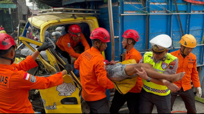 Truk Tabrak Kendaraan Parkir di Jalur Pantura Semarang, Satu Tewas, Evakuasi SAR Berlangsung Dramatis