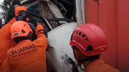 Tim SAR Gabungan Evakuasi Korban Kecelakaan yang Terjepit dalam Mobil di Jalan Petanahan-Karanganyar Kebumen