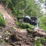 Tebing 4 Meter Longsor di Telaga Sarangan, Jalur Wisata Barat Tertutup Total
