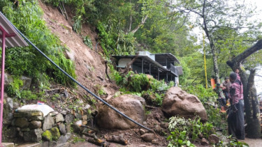 Tebing 4 Meter Longsor di Telaga Sarangan, Jalur Wisata Barat Tertutup Total