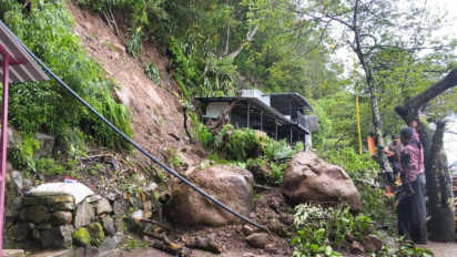 Tebing 4 Meter Longsor di Telaga Sarangan, Jalur Wisata Barat Tertutup Total