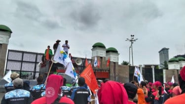 Demo Buruh Hari ini 15 Januari 2026, Geruduk Gedung DPR dan Kemnaker Tuntut Penyesuaian Upah Minimum Provinsi