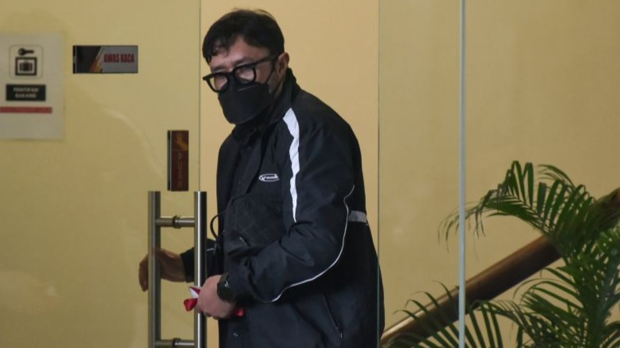 Rampung Diperiksa KPK, Ono Surono Akui Dicecar Soal Aliran Uang Dalam Dugaan Kasus Bupati Bekasi
            - galeri foto