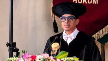 Pengukuhan Guru Besar UGM, Zainal Arifin Mochtar Soroti Pelemahan Independensi Lembaga Negara