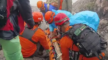 Relawan mengevakuasi jasad pendaki Gunung Slamet, Syafiq Ali, Kamis (15/1/2026)