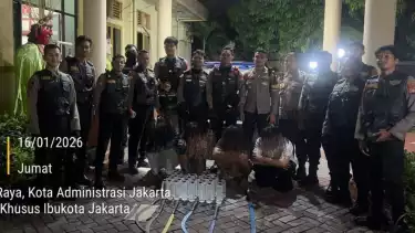 Polres Jakpus Amankan Empat Pemuda Diduga Hendak Tawuran di Kemayoran, Puluhan Botol Miras-Senjata Tajam Disita
