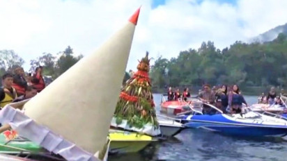 Melalui Tradisi Labuhan Sarangan, Pemkab Magetan Promosikan Pariwisatanya