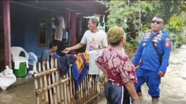 Polisi Bantu Penanganan Banjir di Karawang
