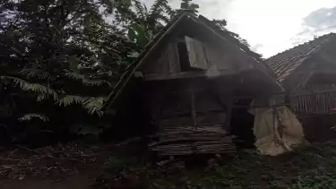Potret bangunan rumah di Kampung Cisaat, Desa Kertarahayu, Setu, Bekasi