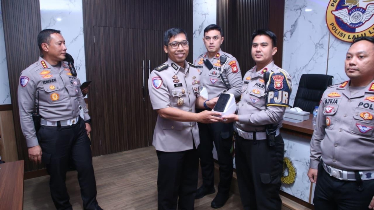 Polda Metro Jaya Operasikan 40 ETLE Mobile Handhled Presisi di Jakarta, Mampu Rekam Pelanggaran Lalin Secara Langsung
            - galeri foto