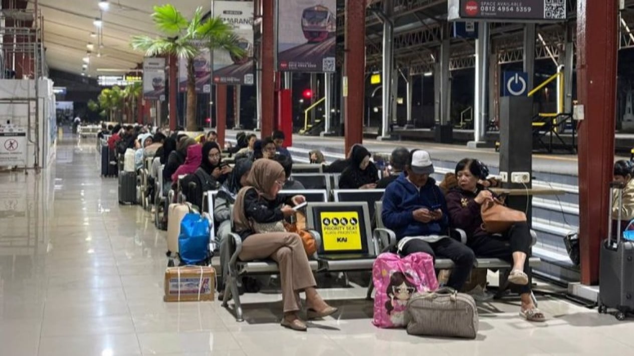 KAI Minta Maaf: Rel di Jalur Pantura Kebanjiran, Kereta Api Terpaksa Jalan Pelan-Pelan
            - galeri foto