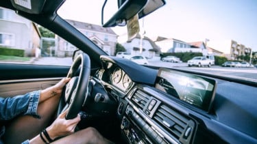 Viral Taksi Elektrik Seruduk Warung Makan, Pakar Safety Ungkap Kesalahan Fatal Sang Sopir
