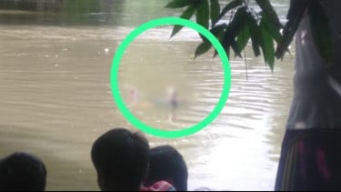 Jasad Pria Berjaket Parasut Ditemukan Mengambang di Kali Ciliwung, Ada Luka Misterius di Wajah