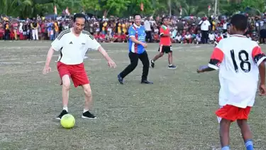 Momen Jokowi bermain sepak bola bersama para pelajar di Lapangan Sepak Bola Sorido, Kabupaten Biak Numfor, Provinsi Papua, pada Rabu, (22/11/2023).