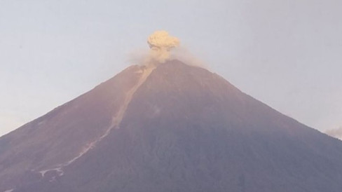 Gunung Semeru Erupsi Beruntun! 16 Kali Gempa Letusan dalam 6 Jam ...