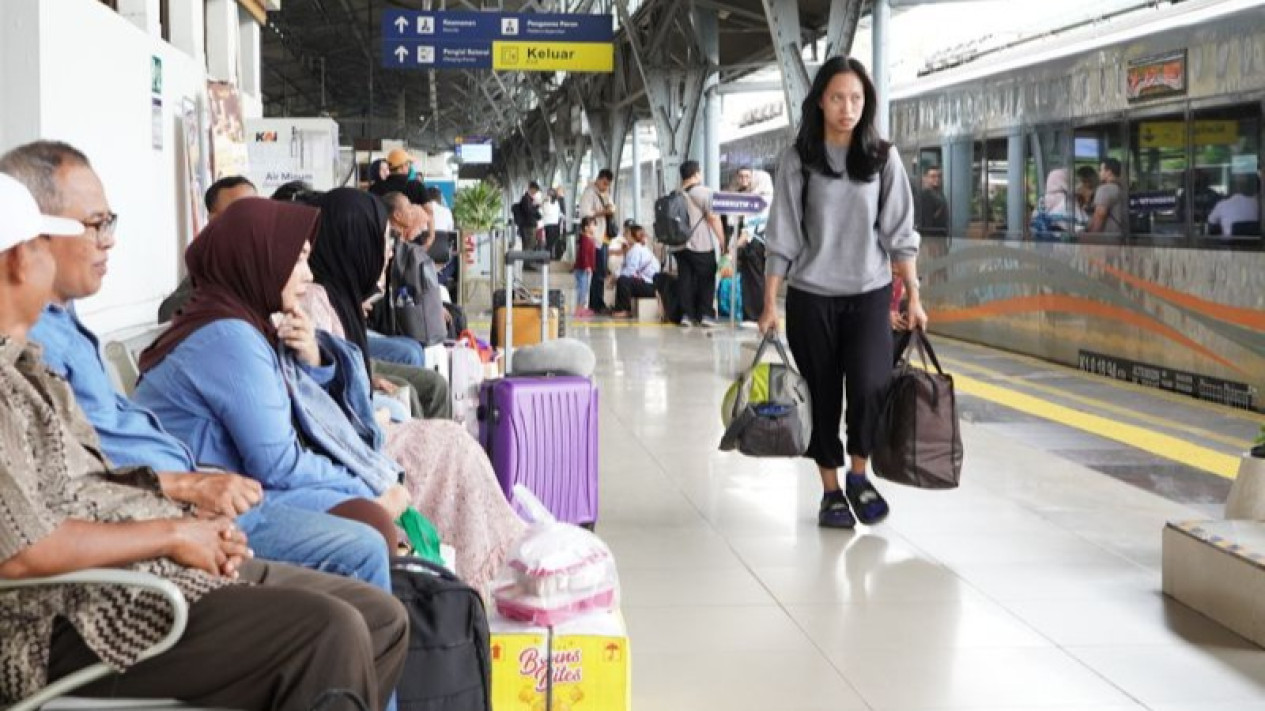 Jalur KA di Pekalongan Terendam Banjir, KAI Rekayasa Pola Operasi
            - galeri foto