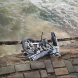 Jalan di Lokasi Wisata Telaga Sarangan Longsor, Tujuh Sepeda Motor Wisatawan Tenggelam Tiga Pengendara Selamat