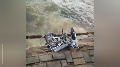 Jalan di Lokasi Wisata Telaga Sarangan Longsor, Tujuh Sepeda Motor Wisatawan Tenggelam Tiga Pengendara Selamat