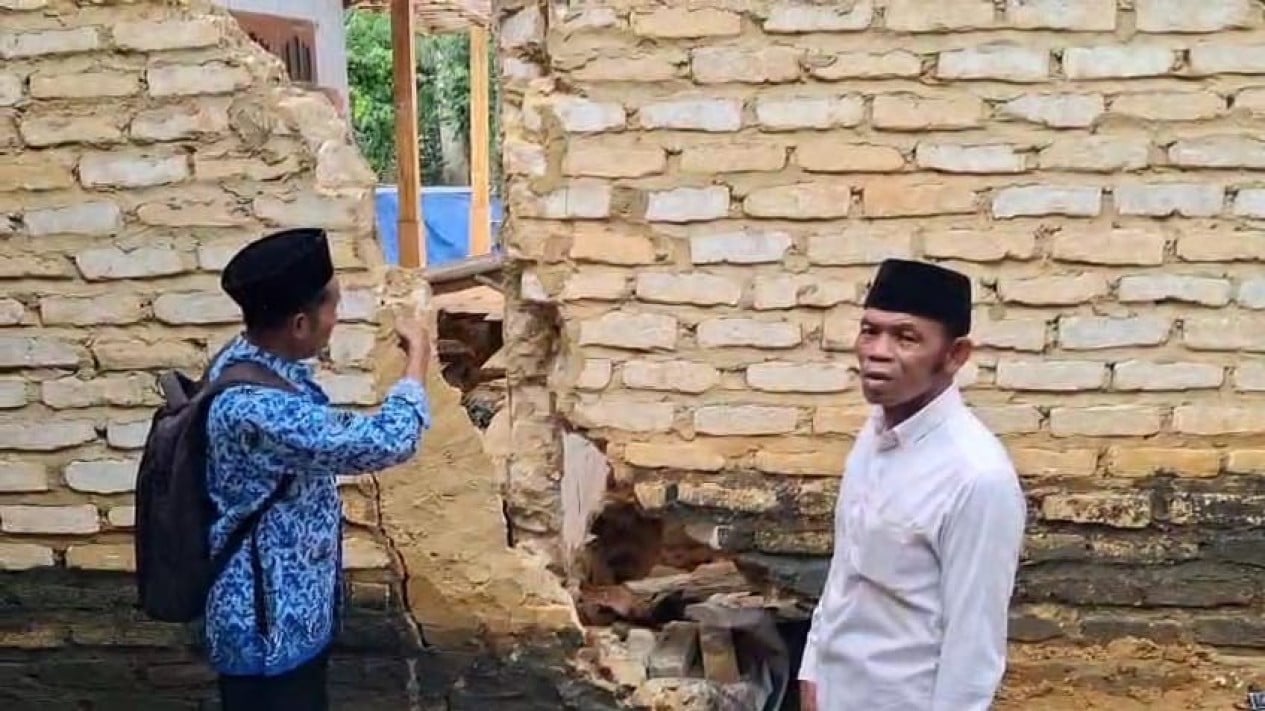 Ngeri, Belasan Rumah Warga Terbelah hingga Rusak Parah Akibat Tanah Gerak di Pamekasan
            - galeri foto