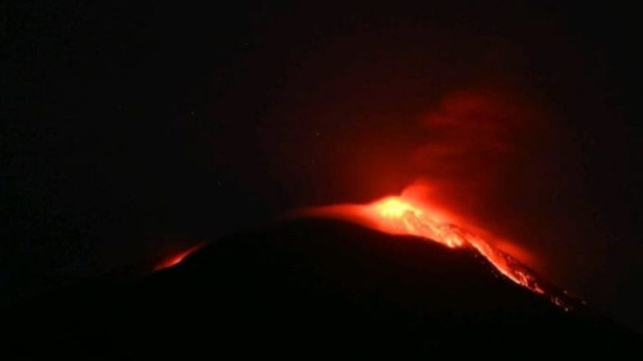 Gunung Ile Lewotolok Dua Kali Erupsi dalam Sehari, Warga Lembata NTT Diminta Siaga
            - galeri foto