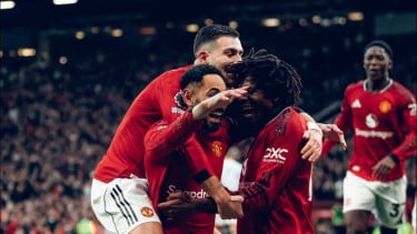 Michael Carrick Cuma Butuh Tiga Hari dan Satu Derbi: MU Baru Saja Menyia-nyiakan 14 Bulan Usai Tekuk Manchester City 2-0