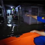 Banjir 2 Meter Rendam Juwana Pati, Polisi Patroli Malam Jaga Warga Terisolasi