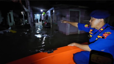 Banjir 2 Meter Rendam Juwana Pati, Polisi Patroli Malam Jaga Warga Terisolir
