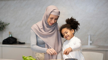 5 Ayat Al-Quran tentang Hubungan Ibu dan Anak, Lengkap dengan Artinya