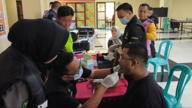 Keluarga Korban ATR 42-500 Datangi Posko Ante Mortem Biddokkes Polda Sulsel untuk Pengambilan Sampel DNA