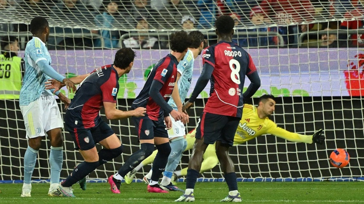 Sudah Waktunya Juventus Bawa Pulang Emil Audero? Suporter Italia Ngamuk dengan Ulah Mattia Perin di Laga Kontra Cagliari
            - galeri foto