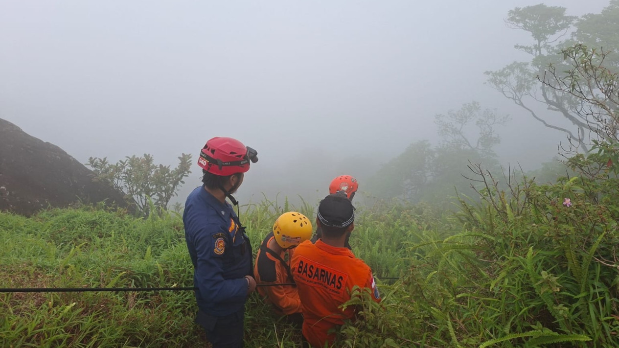 Detik-detik Korban Pertama Pesawat ATR 42-500 Ditemukan Tim SAR 200 Meter dari Titik Penemuan Serpihan
            - galeri foto
