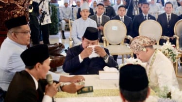 Momen Prabowo Usap Air Mata di Pernikahan Sesprinya, Langsung Ambil Tissue Usai Ucapkan “Sah”