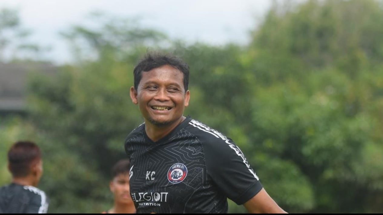 Kronologi Asisten Pelatih Arema Meninggal Dunia, Stadion Gajayana Jadi Saksi
            - galeri foto