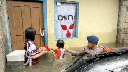 Anggota Brimob Polda Metro Jaya Berjibaku Evakuasi Warga Terdampak Banjir di Cakung