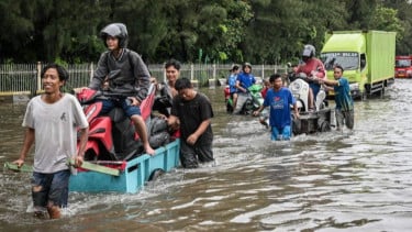 Banjir di Jakarta Meluas, 31 RT dan 18 Ruas Jalan Masih Terendam