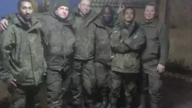 Bripda Muhammad Rio, mantan Brimob Polda Aceh (dua dari kanan) saat berpose dengan pasukan tentara Rusia